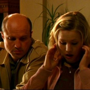 Enrico Colantoni e Kristen Bell in una scena dell'episodio 'Questione di fiducia' della prima stagione di 'Veronica Mars'