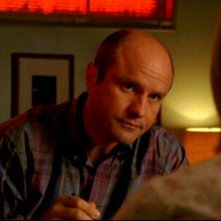 Enrico Colantoni in una scena dell'episodio 'Julia e John' della prima stagione di 'Veronica Mars'