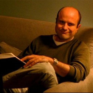 Enrico Colantoni in una scena dell'episodio 'Un nuovo ragazzo ' della prima stagione di 'Veronica Mars'