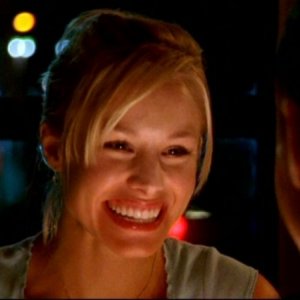 Il sorriso di Kristen Bell nell'episodio 'Julia e John' della prima stagione di 'Veronica Mars'