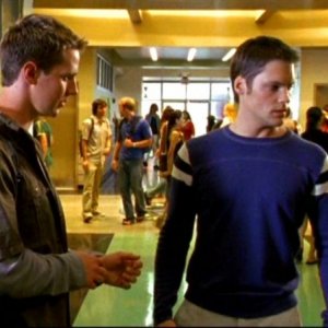 Jason Dohring e Teddy Dunn in una scena dell'episodio 'Julia e John' della prima stagione di 'Veronica Mars'