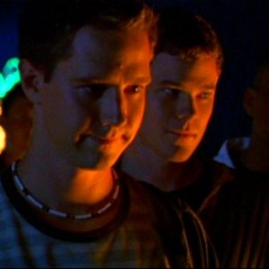 Jason Dohring in una scena dell'episodio 'Questione di fiducia' della prima stagione di 'Veronica Mars'