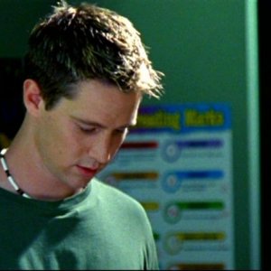 Jason Dohring in una scena dell'episodio 'Un nuovo ragazzo ' della prima stagione di 'Veronica Mars'