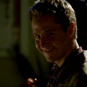 Jason Dohring in una scena dell'episodio Un nuovo ragazzo della prima stagione di 'Veronica Mars'