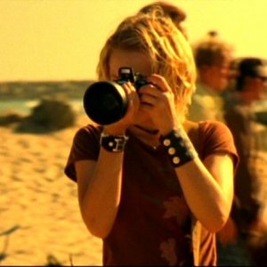 Kristen Bell dietro l'obiettivo in una scena dell'episodio 'Questione di fiducia' della prima stagione di 'Veronica Mars'
