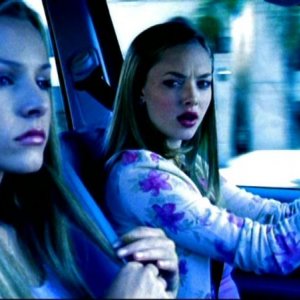 Kristen Bell e Amanda Seyfried in una scena dell'episodio 'Questione di fiducia' della prima stagione di 'Veronica Mars'