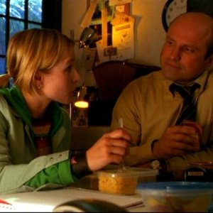 Kristen Bell e Enrico Colantoni nell'episodio pilot 'Benvenuti a Neptune ' di 'Veronica Mars'