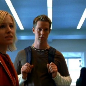 Kristen Bell e Jason Dohring in una scena dell'episodio 'Julia e John' della prima stagione di 'Veronica Mars'