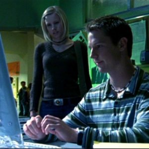 Kristen Bell e Jason Dohring in una scena dell'episodio 'Un nuovo ragazzo ' della prima stagione di 'Veronica Mars'