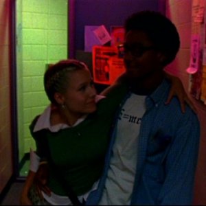 Kristen Bell e Percy Daggs III in una sequenza dell'episodio 'Un nuovo ragazzo ' della prima stagione di 'Veronica Mars'
