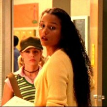 Kristen Bell e Sydney Tamiia Poitier in una scena dell'episodio 'Questione di fiducia' della prima stagione di 'Veronica Mars'