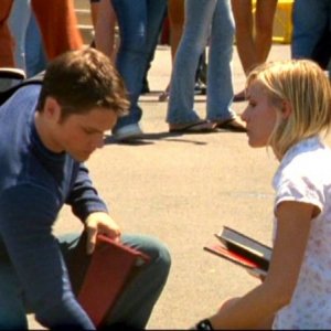 Kristen Bell e Teddy Dunn in una scena dell'episodio 'Julia e John' della prima stagione di 'Veronica Mars'
