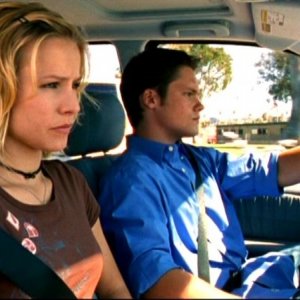 Kristen Bell e Teddy Dunn in una scena dell'episodio 'Questione di fiducia' della prima stagione di 'Veronica Mars'