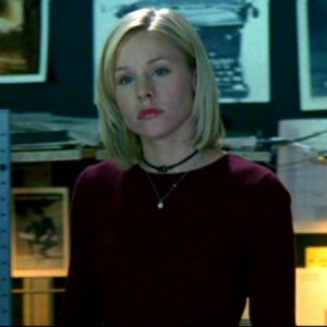 Kristen Bell in una scena dell'episodio 'Un nuovo ragazzo ' della prima stagione di 'Veronica Mars'