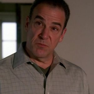 Mandy Patinkin interpreta il profiler Jason Gideon nella serie Criminal Minds, episodio: Somebody's watching