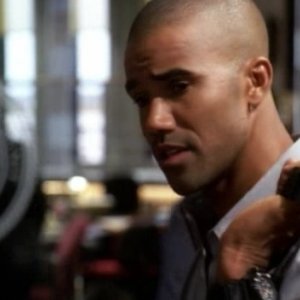 Shemar Moore interpreta Derek Morgan nella serie Criminal Minds, episodio 'In Birth and Death'