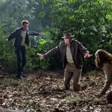 Shia Labeouf, Harrison Ford e Karen Allen in una sequenza del film Indiana Jones e il regno del Teschio di cristallo