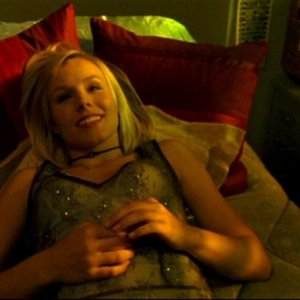 Una Kristen Bell estatica nell'episodio 'Un nuovo ragazzo ' della prima stagione di 'Veronica Mars'