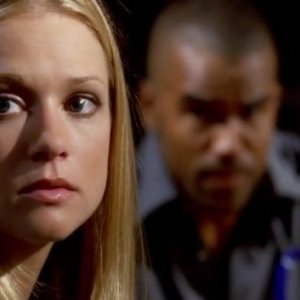 A.J. Cook in primo piano e Shemar Moore sullo sfondo, in una scena dell'episodio 'Scared to Death' della serie tv Criminal Minds