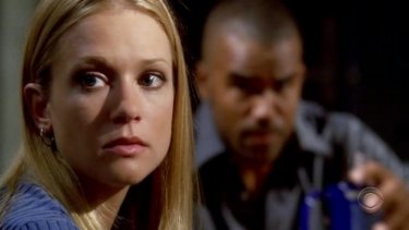 A.J. Cook in primo piano e Shemar Moore sullo sfondo, in una scena dell'episodio 'Scared to Death' della serie tv Criminal Minds