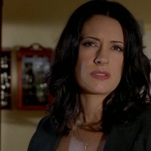 Paget Brewster, nel ruolo di Emily Prentiss, arrivata a metà della seconda stagione, nella serie Criminal Minds, episodio 'Children of the Dark'