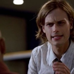 Shemar Moore  (di spalle) e Matthew Gray Gubler in un momento dell'episodio 'Identity' di Criminal Minds