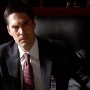 Thomas Gibson nei panni dell'angente speciale Hotchner, capo del team di profiler della serie Criminal Minds, episodio 'Scared to Death'