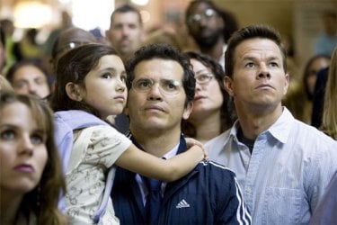 Ashlyn Sanchez, John Leguizamo e Mark Wahlberg in una scena del film E venne il giorno