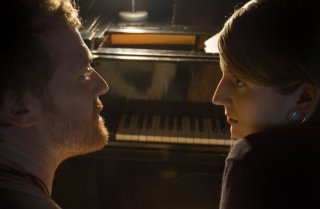 Glen Hansard e Markéta Irglová in una sequenza del film Once (2006) un film di John Carney
