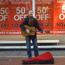Glen Hansard in una scena musicale del film Once