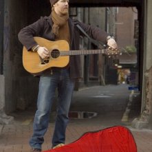 Glen Hansard in una scena di Once, un film di John Carney del 2006