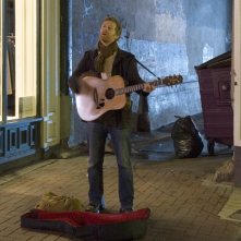 Glen Hansard in una scena del film Once