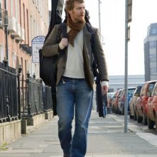 Il cantautore Glen Hansard in una scena del film Once