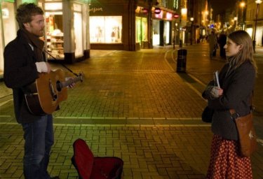 Markéta Irglová e Glen Hansard in una scena del film Once, 2006