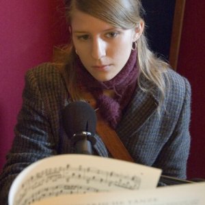 Markéta Irglová in una scena del film Once