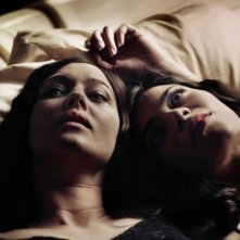 Monica Bellucci con Lavinia Longhi in una scena del film Sangue pazzo