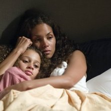 La piccola Alexis Llewellyn e Halle Berry in una scena del film Noi due sconosciuti