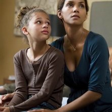 Alexis Llewellyn con Halle Berry in una scena del film Noi due sconosciuti