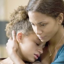 Alexis Llewellyn e Halle Berry in una scena del film Noi due sconosciuti