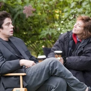 Benicio Del Toro e la regista Susanne Bier sul set del film Noi due sconosciuti