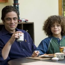 Benicio Del Toro e Micah Berry in una scena del film Noi due sconosciuti