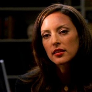 Da sinistra: Lola Glaudini interpreta l'agente speciale Elle Greenaway nell'episodio 'Compulsion' della serie Criminal Minds