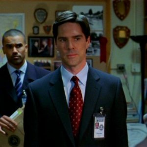 Dal fondo: Matthew Gray Gubler, Shemar Moore, Thomas Gibson e di spalle, Mandy Patinkin, nell'episodio 'Extreme Aggressor', della serie Criminal Minds