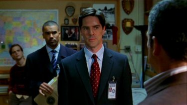 Dal fondo: Matthew Gray Gubler, Shemar Moore, Thomas Gibson e di spalle, Mandy Patinkin, nell'episodio 'Extreme Aggressor', della serie Criminal Minds