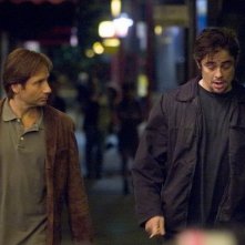 David Duchovny e Benicio Del Toro in una scena del film Noi due sconosciuti