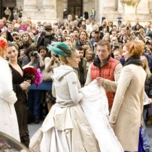 Il regista Michael Patrick King con Kristin Davis, Sarah Jessica Parker, Cynthia Nixon e Kim Kattrall (di spalle) in una scena del film di Sex and the City