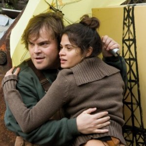 Jack Black abbracciato a Melonie Diaz in una scena del film Be Kind Rewind