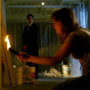 Jennifer Hall e Thomas Gibson in un momento drammatico dell'episodio 'Compulsion' della serie Criminal Minds