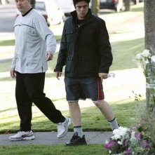 John Carroll Lynch e Benicio Del Toro in una scena del film Noi due sconosciuti