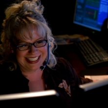 Kirsten Vangsness nel regno informatico di Garcia, il personaggio che interpreta nella serie Criminal Minds, episodio 'Compulsion'